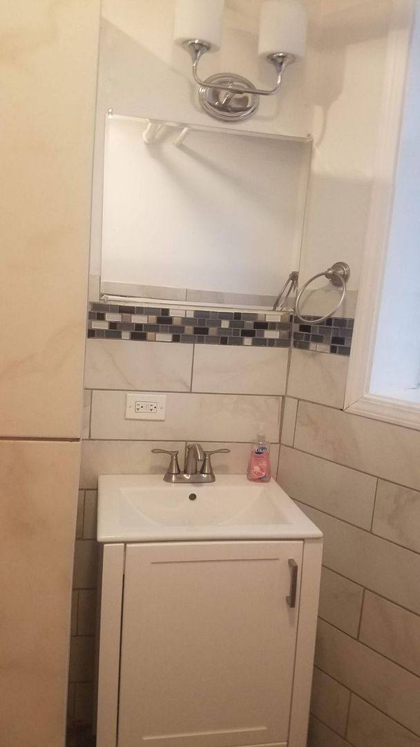 4207 N Sawyer Avenue Unit: G