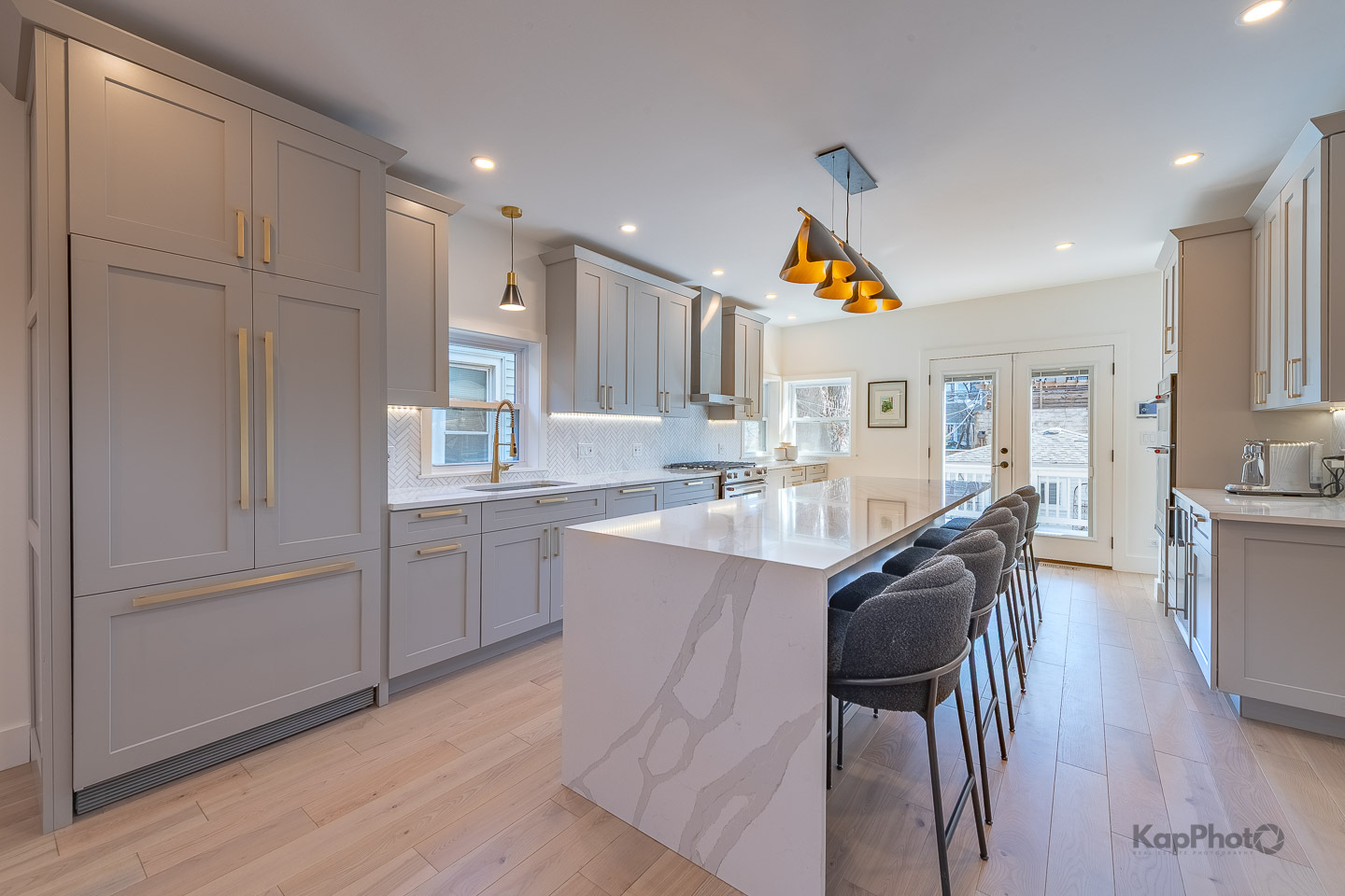 2921 N SEELEY Avenue