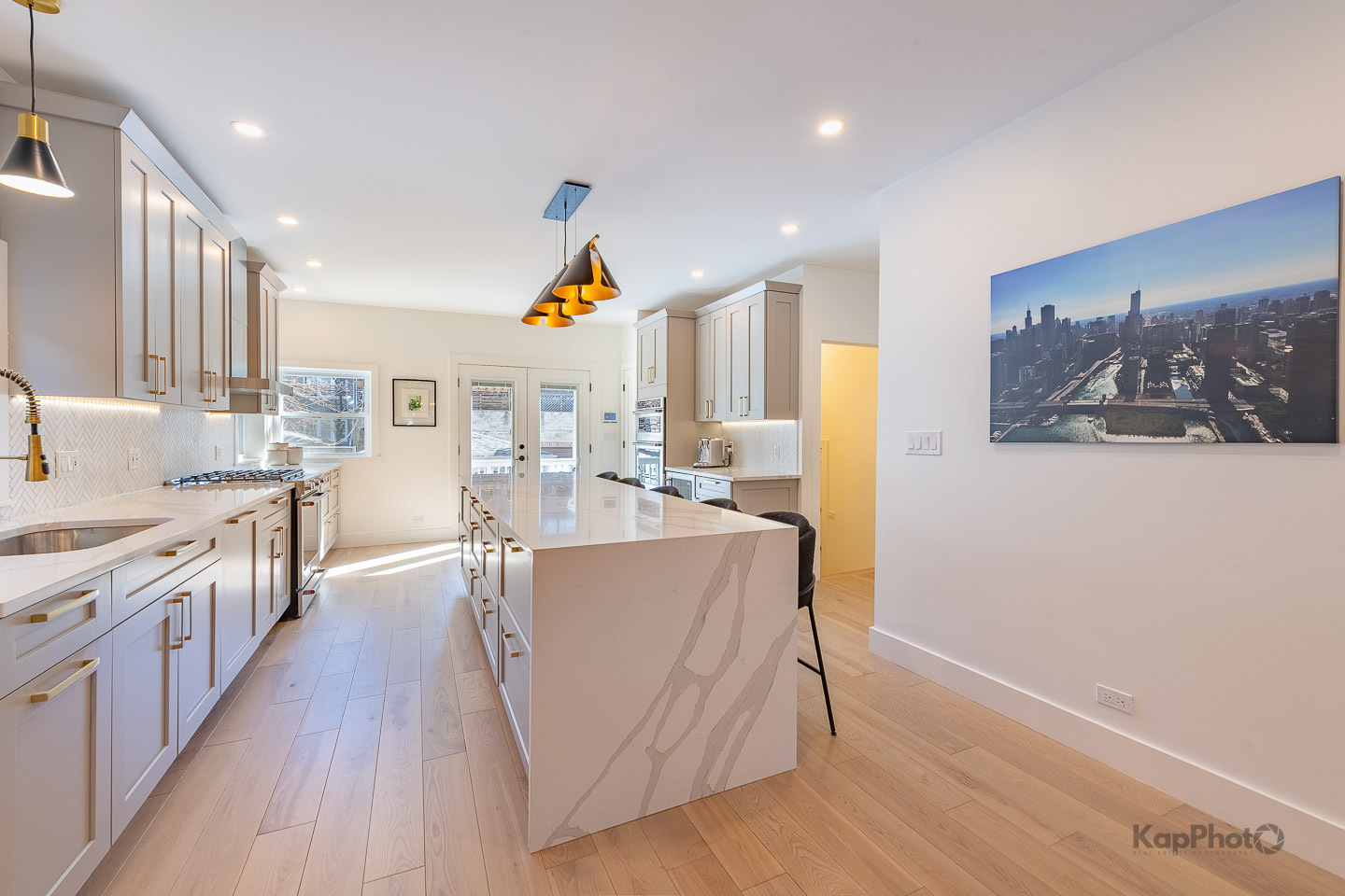 2921 N SEELEY Avenue