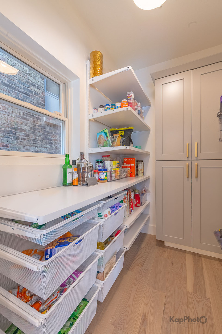 2921 N SEELEY Avenue