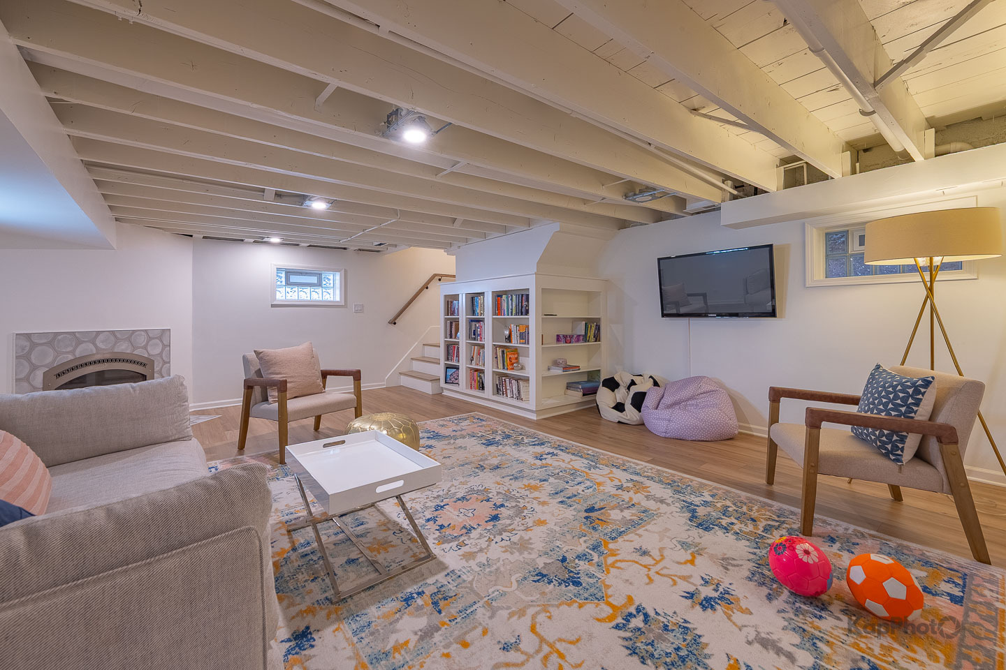 2921 N SEELEY Avenue