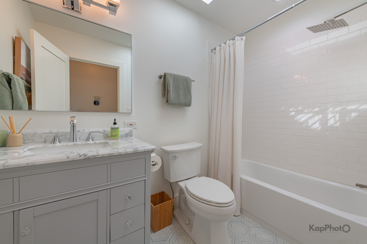 2921 N SEELEY Avenue