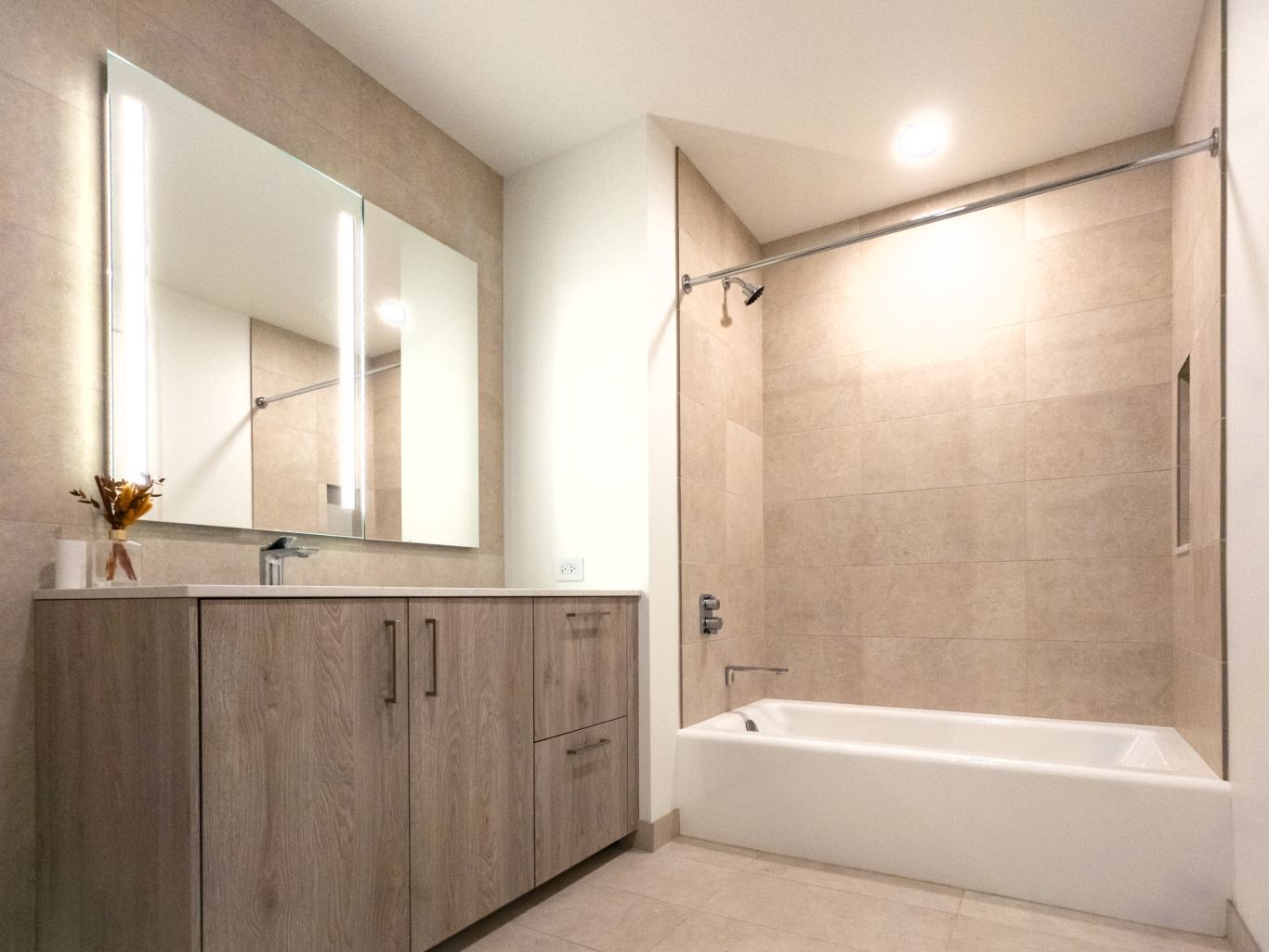 211 N Harbor Drive Unit: 1307