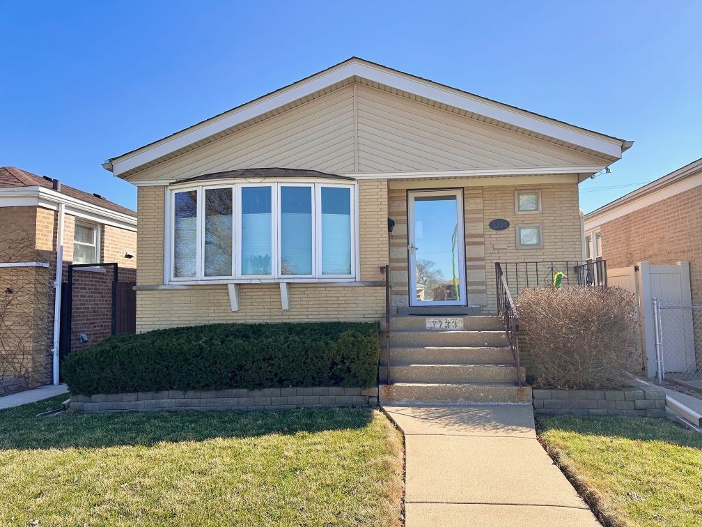 7733 S Sawyer Avenue