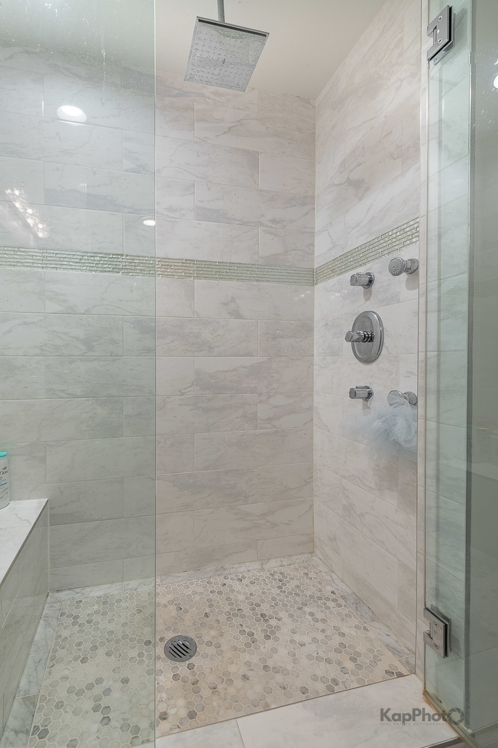 1332 W Madison Street Unit: 2W