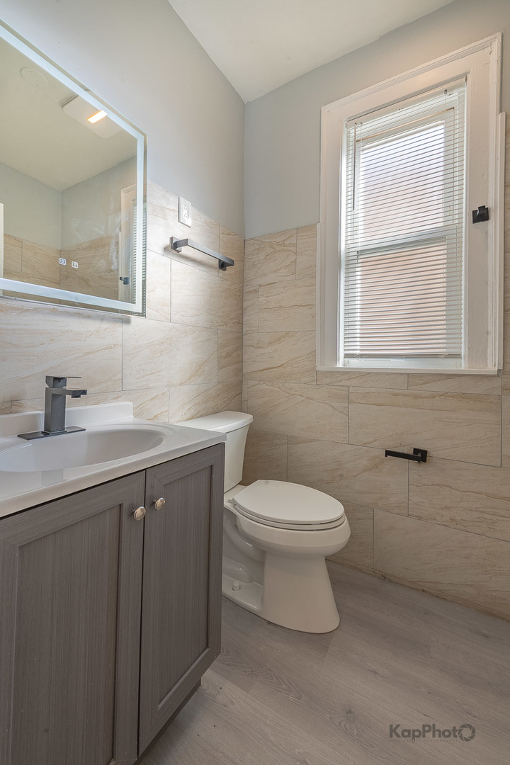 6259 W Peterson Avenue