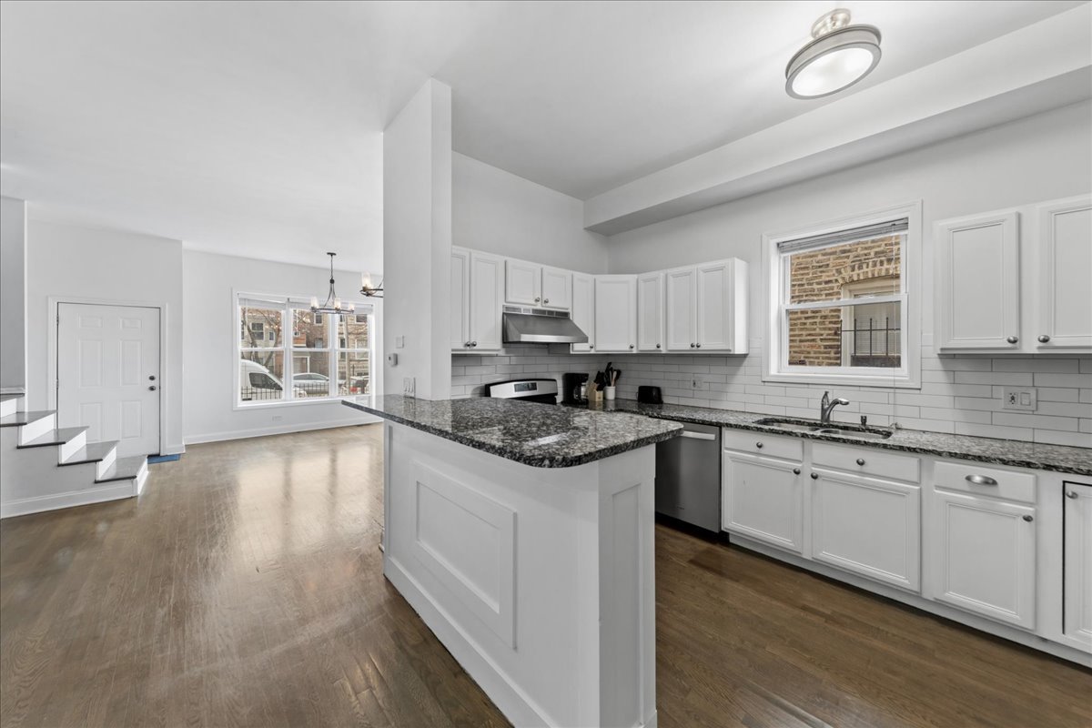 3348 W Le Moyne Street