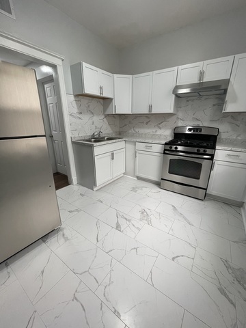 916 W 68th Street Unit: 2W