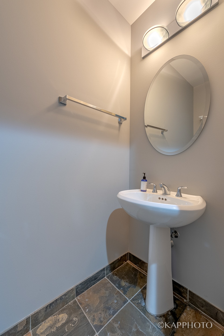 1117 W Monroe Street Unit: 15