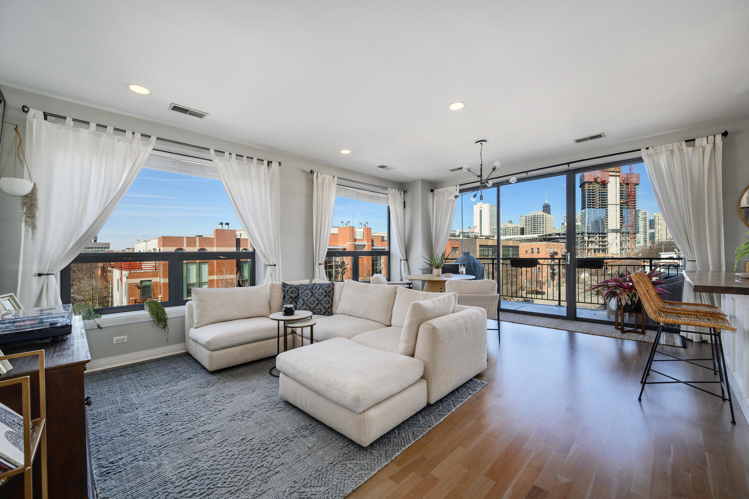 859 W Erie Street Unit: 501