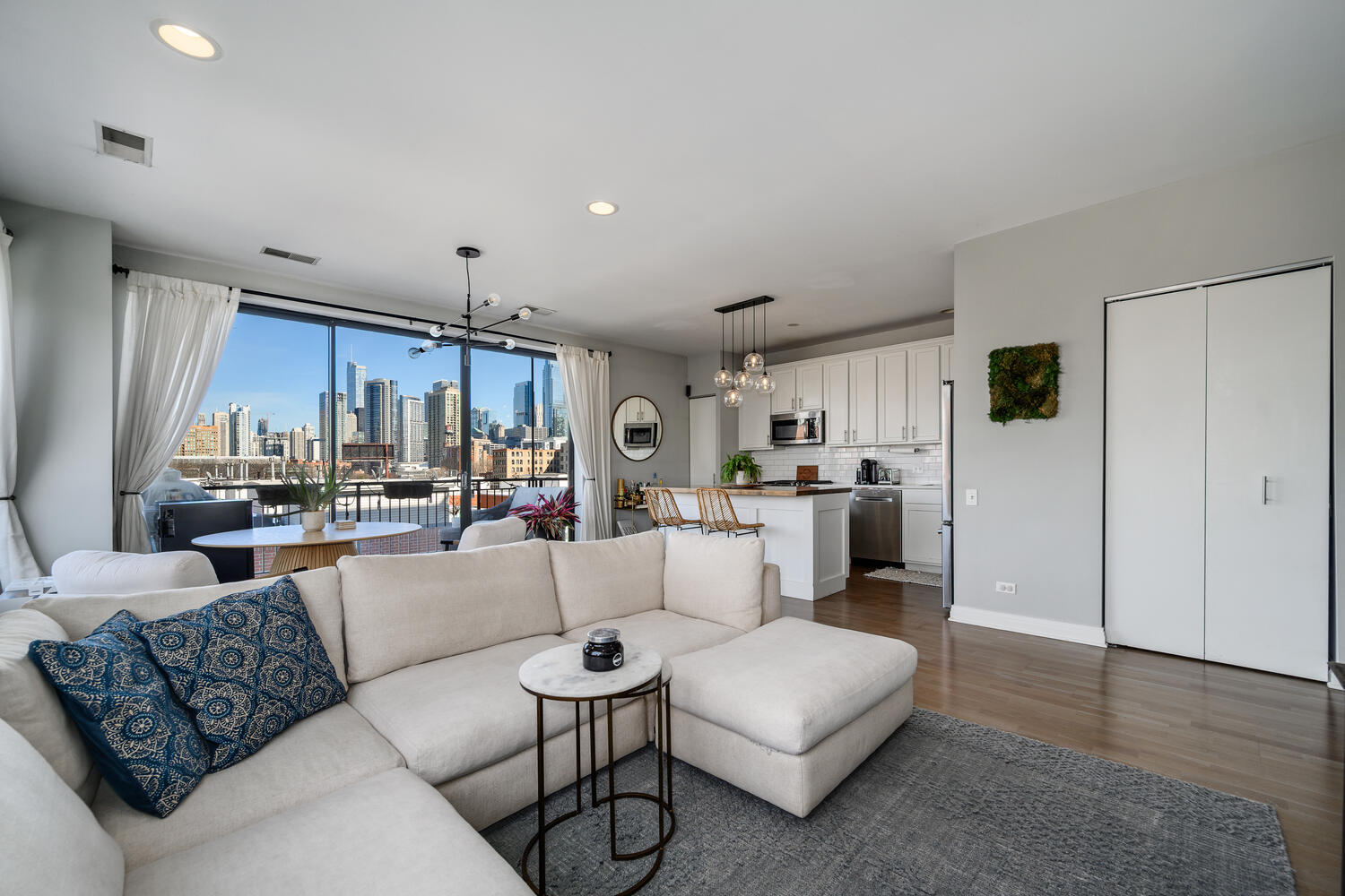 859 W Erie Street Unit: 501