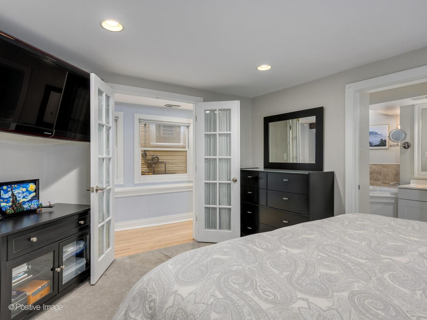 3043 N HAMILTON Avenue