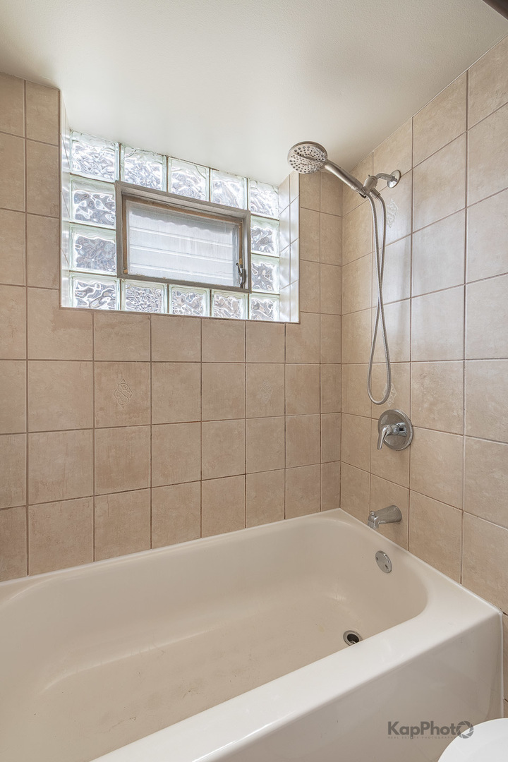 6914 W 65th Street Unit: 7