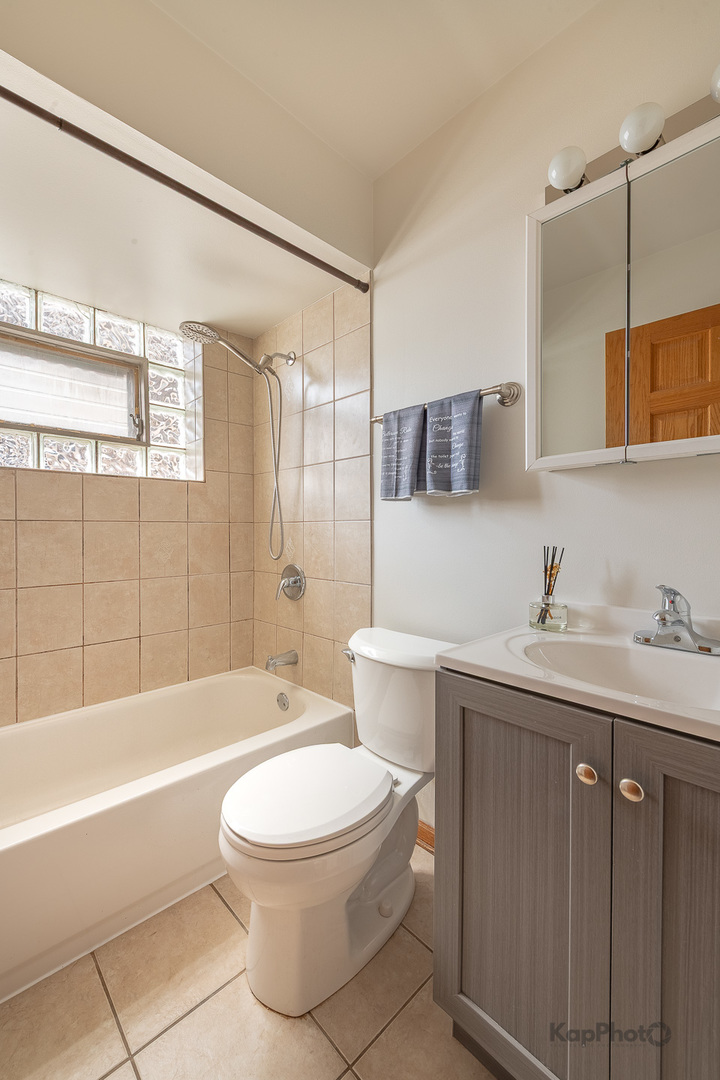 6914 W 65th Street Unit: 7