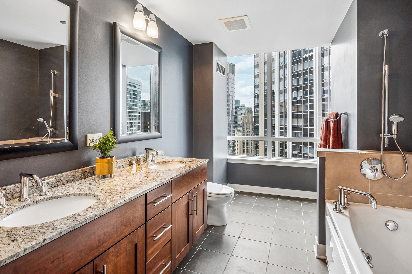 505 N MCCLURG Court Unit: 3905