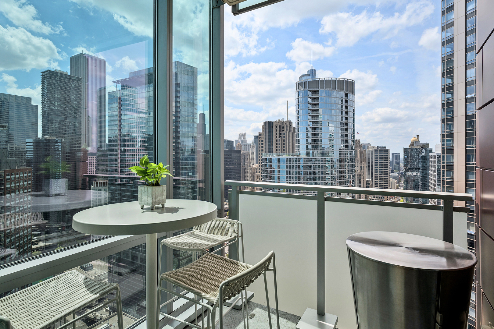 505 N MCCLURG Court Unit: 3905