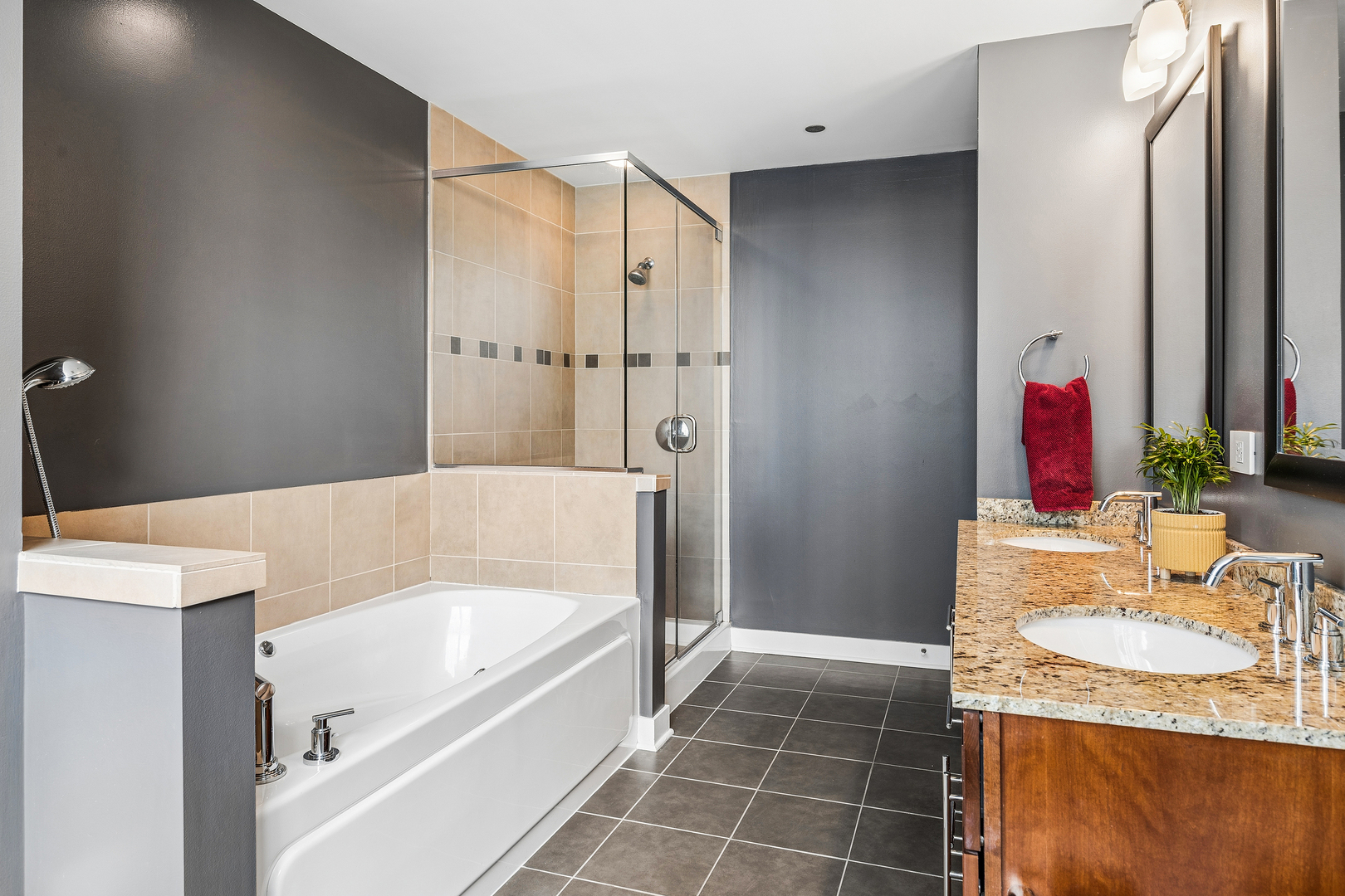 505 N MCCLURG Court Unit: 3905