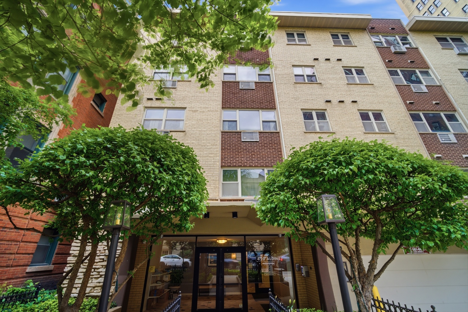 420 W Aldine Avenue Unit: 222