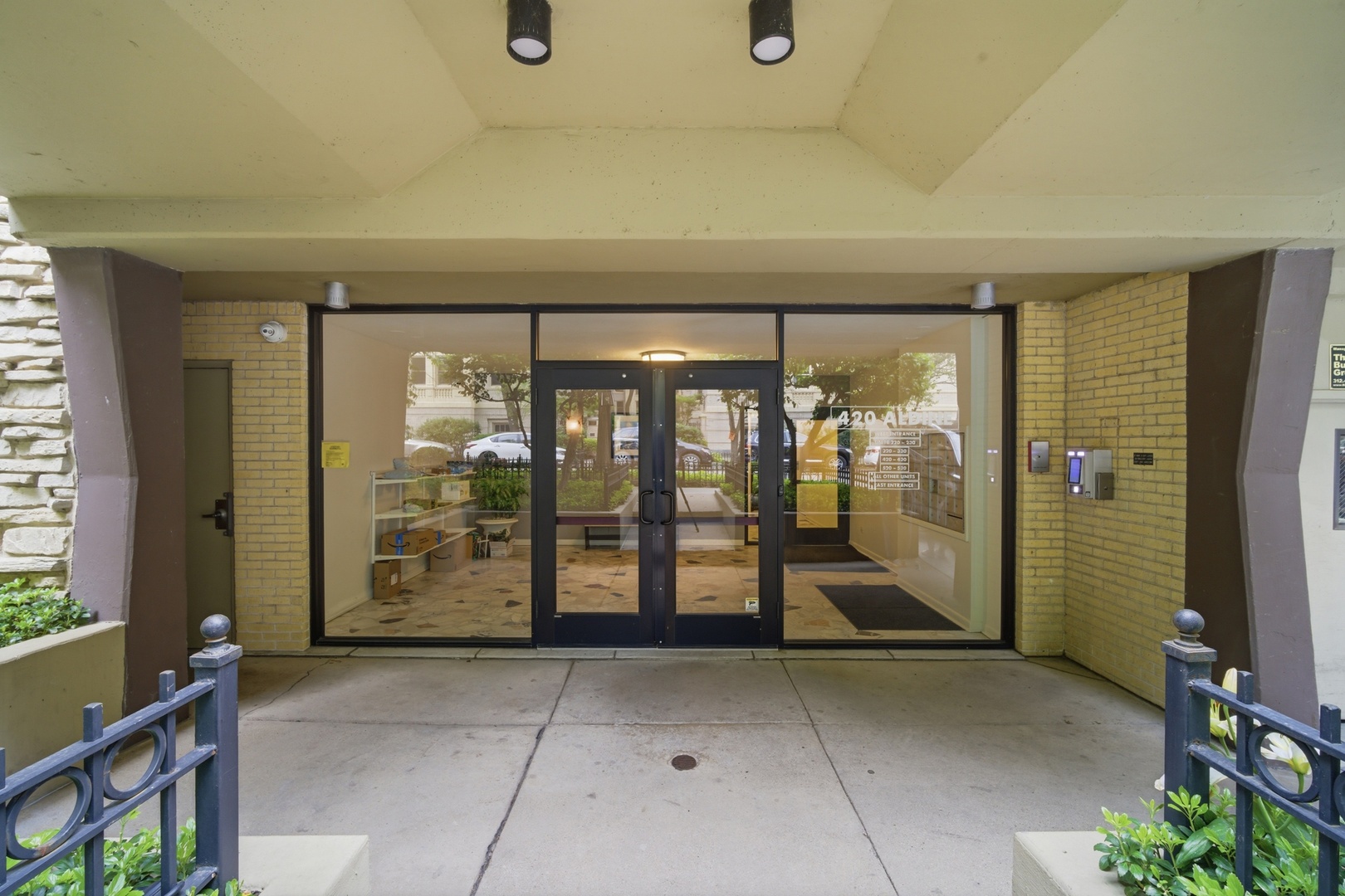 420 W Aldine Avenue Unit: 222