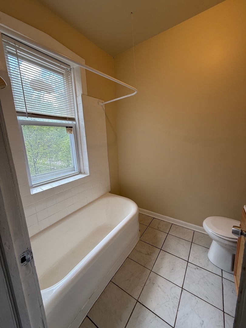 715 W 57th Street Unit: 3