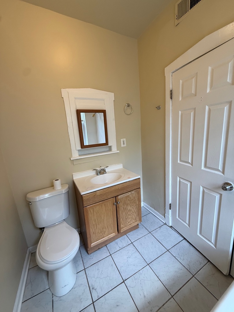 715 W 57th Street Unit: 3