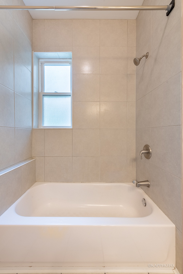 8225 S Prairie Avenue Unit: 1