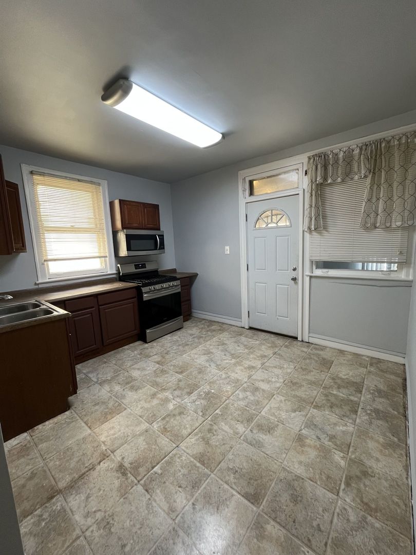 8019 S Vernon Avenue Unit: 2