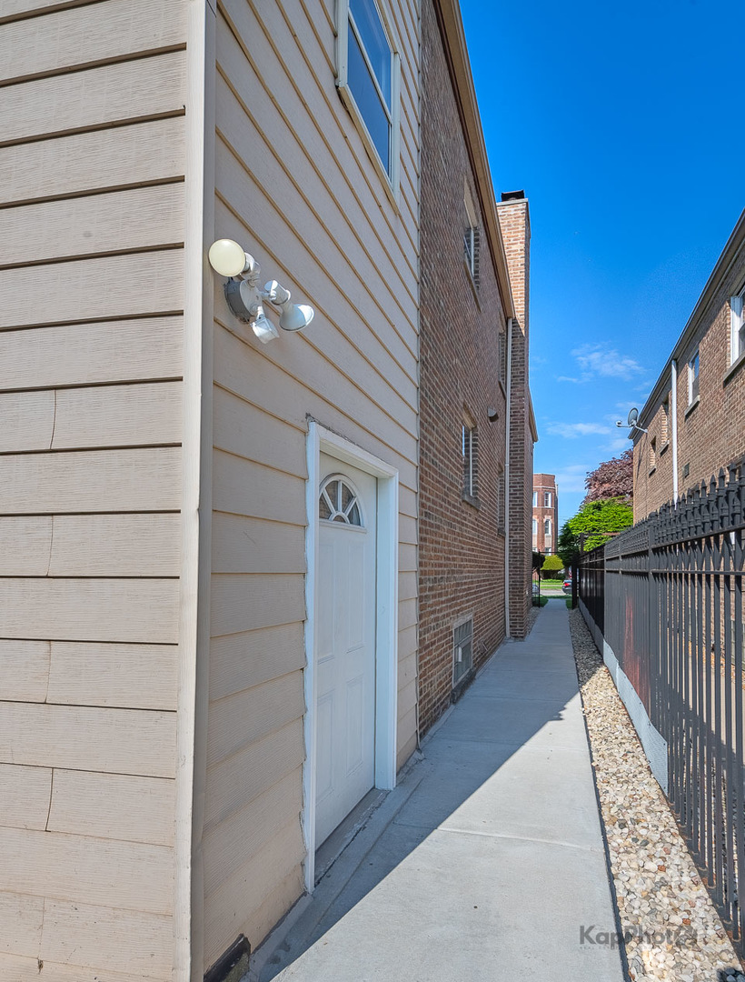 8725 S Harper Avenue Unit: 2