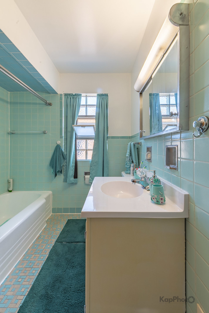 8725 S Harper Avenue Unit: 2