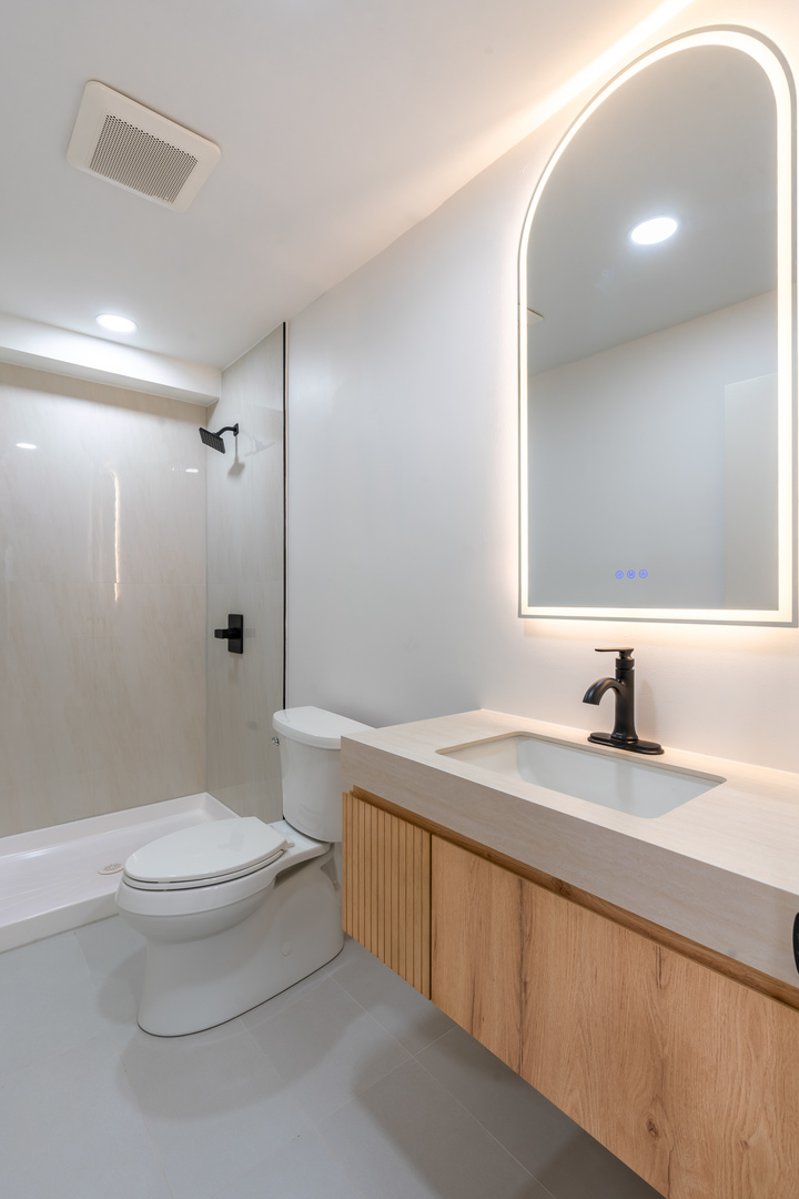 5439 N Artesian Avenue Unit: 1