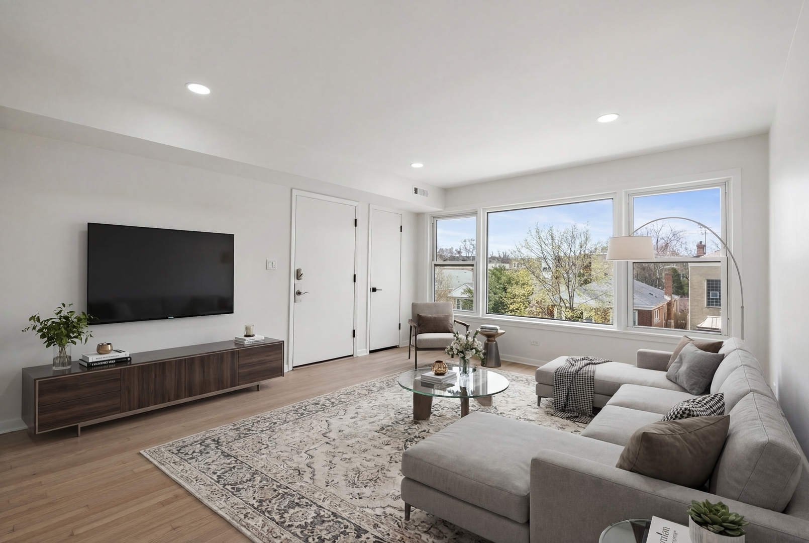 5439 N Artesian Avenue Unit: 1