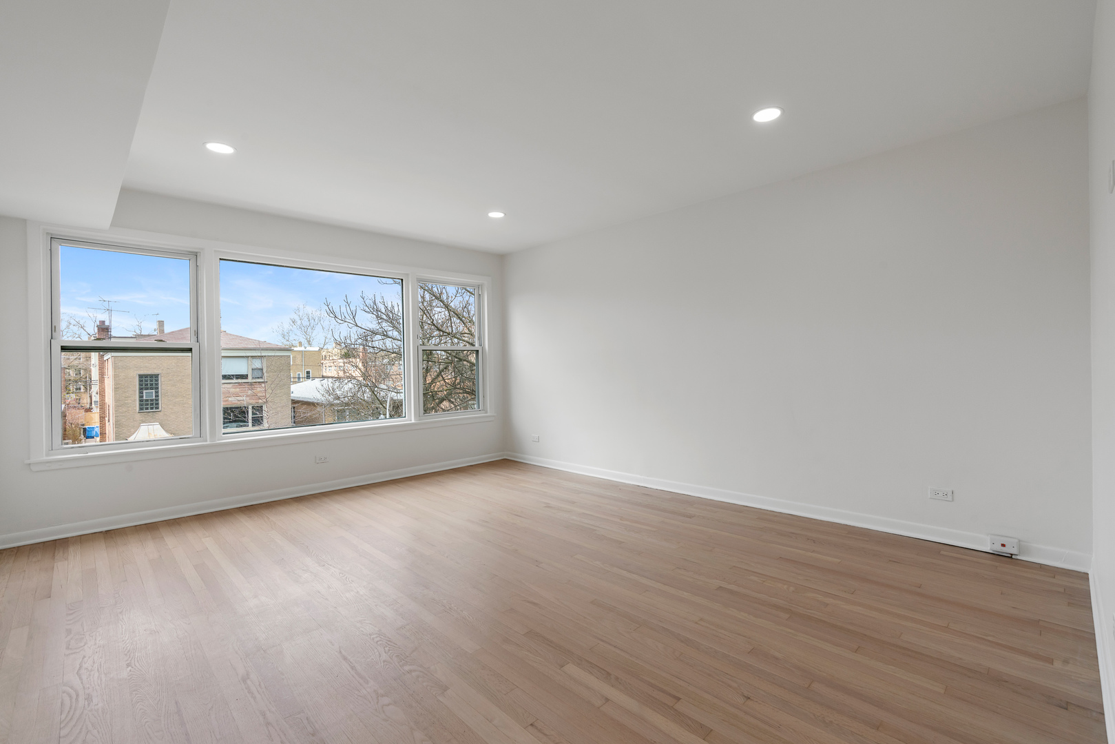 5439 N Artesian Avenue Unit: 1