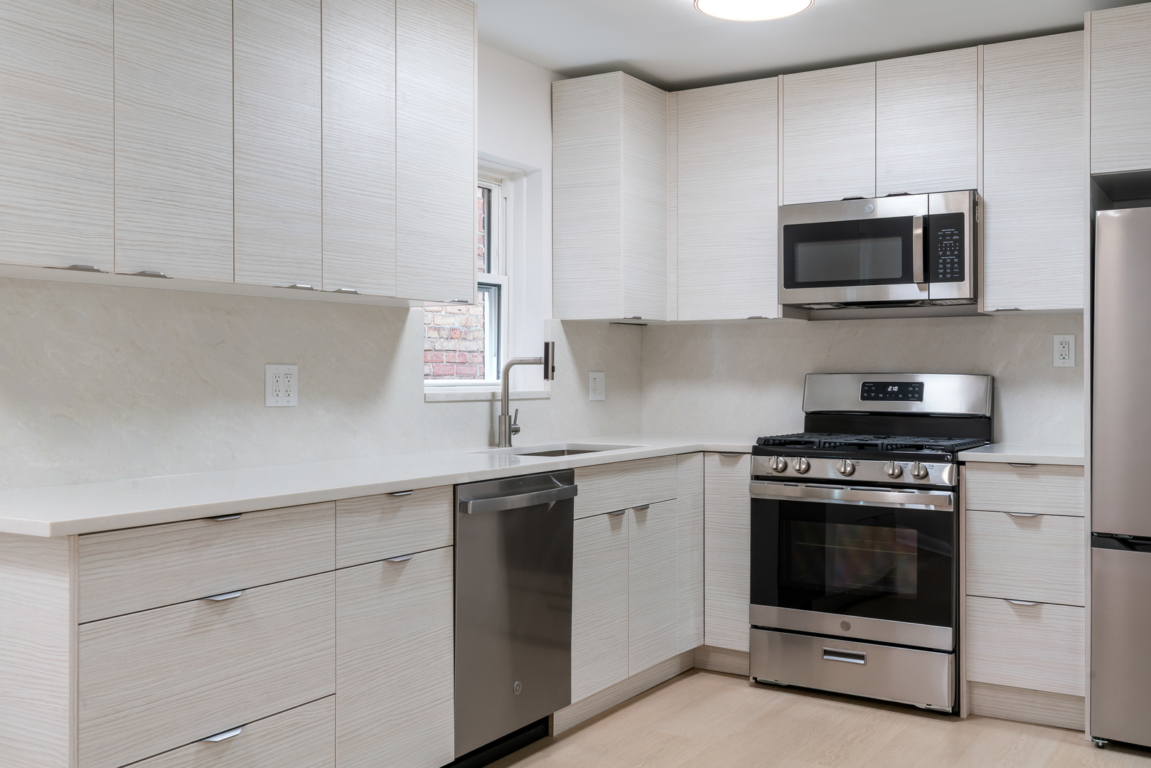 5439 N Artesian Avenue Unit: 1