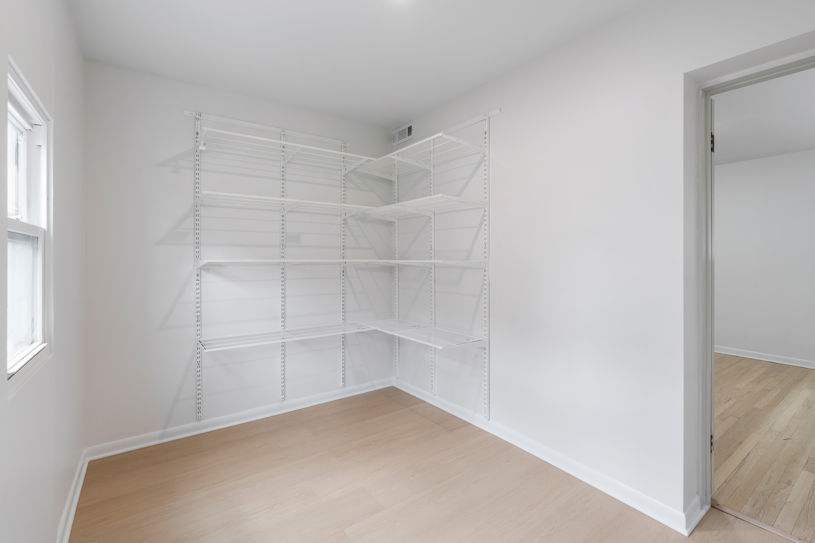 5439 N Artesian Avenue Unit: 1