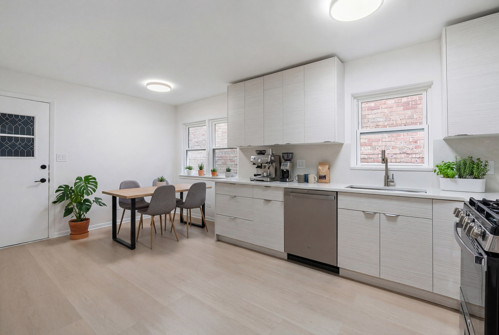 5439 N Artesian Avenue Unit: 1