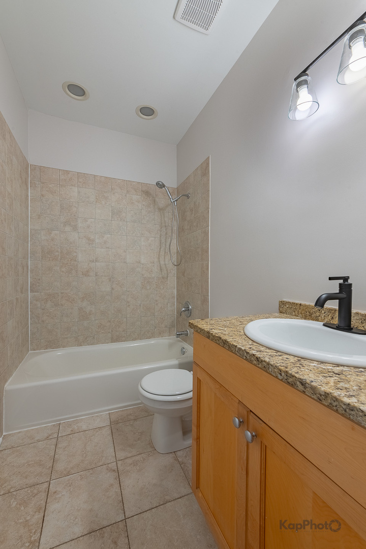 2226 W Monroe Street Unit: 3