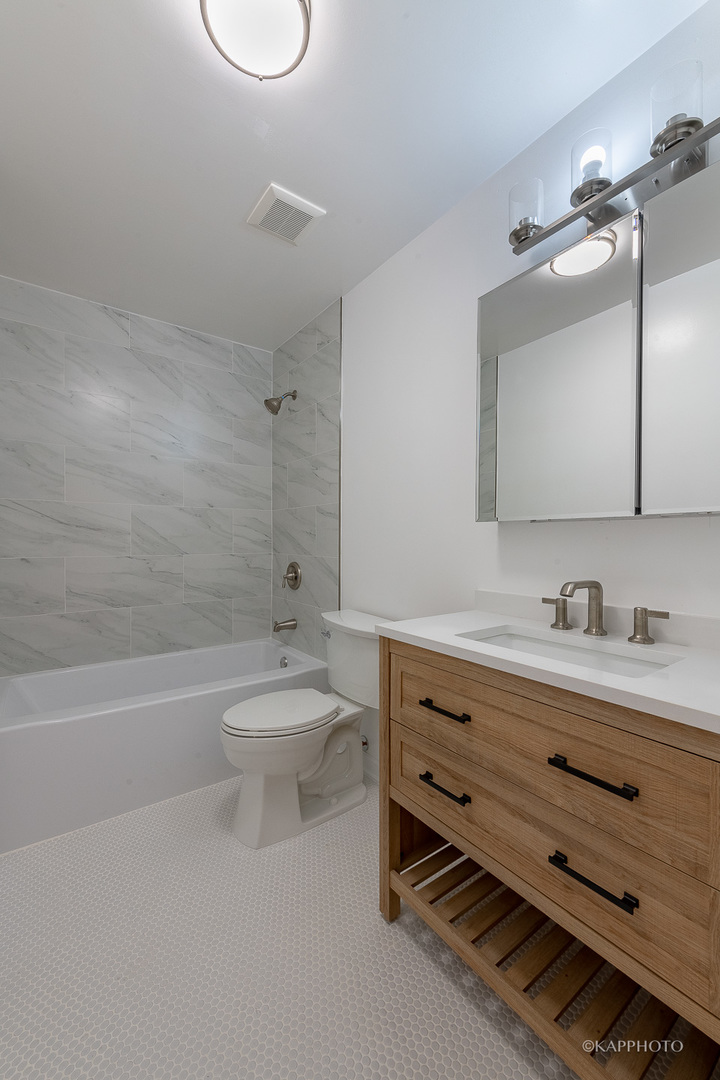 2435 W Polk Street Unit: 3