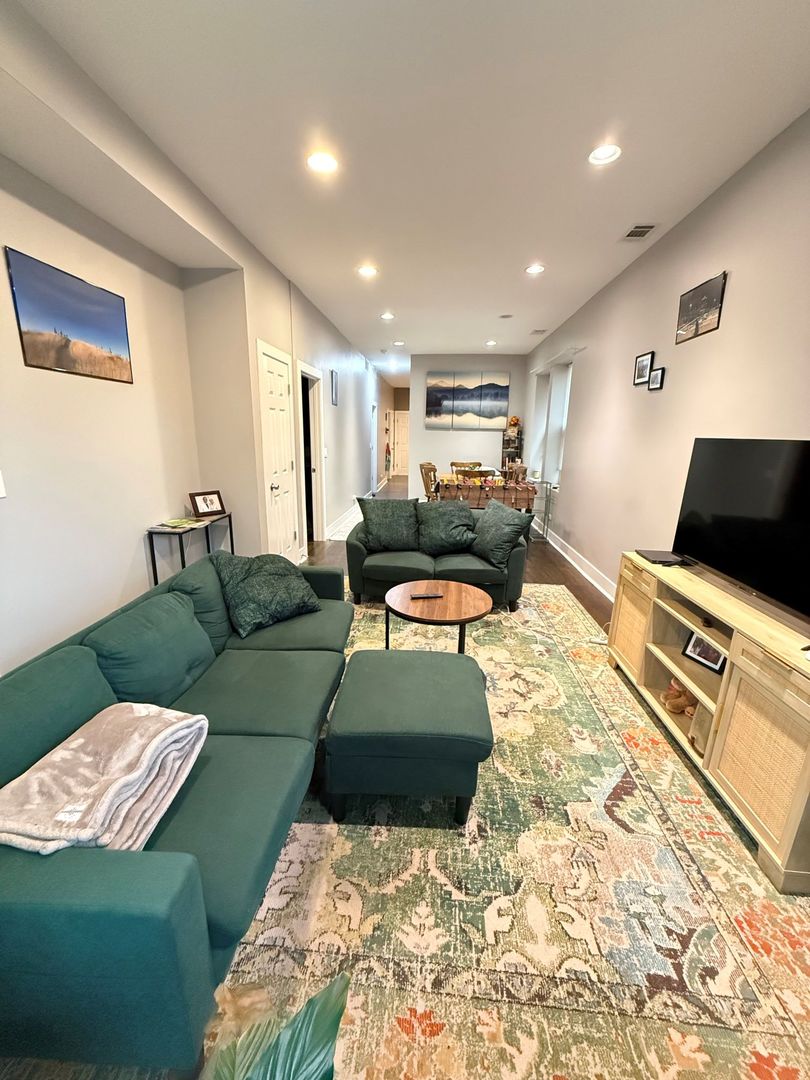 1019 N Ridgeway Avenue Unit: 1