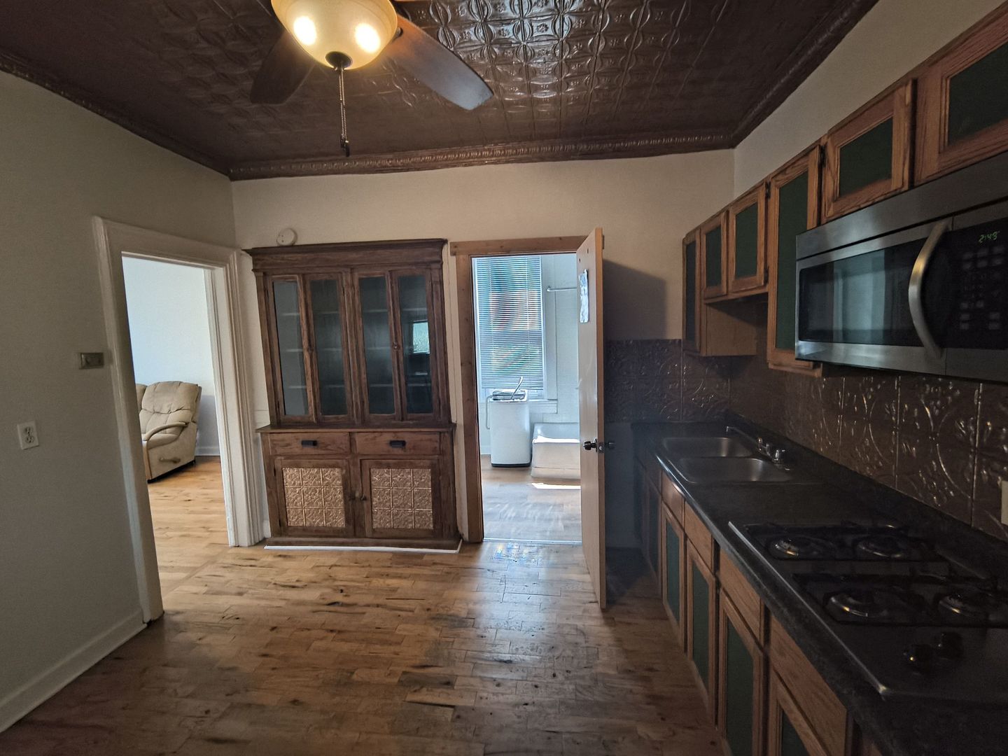 1532 W 19th Street Unit: 2F