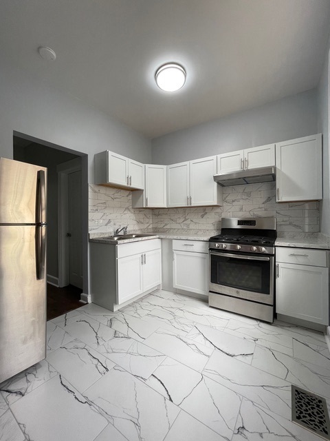 916 W 68th Street W Unit: 1W