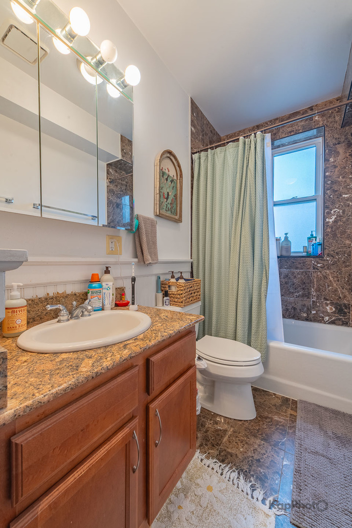 5913 N Paulina Street Unit: 2E