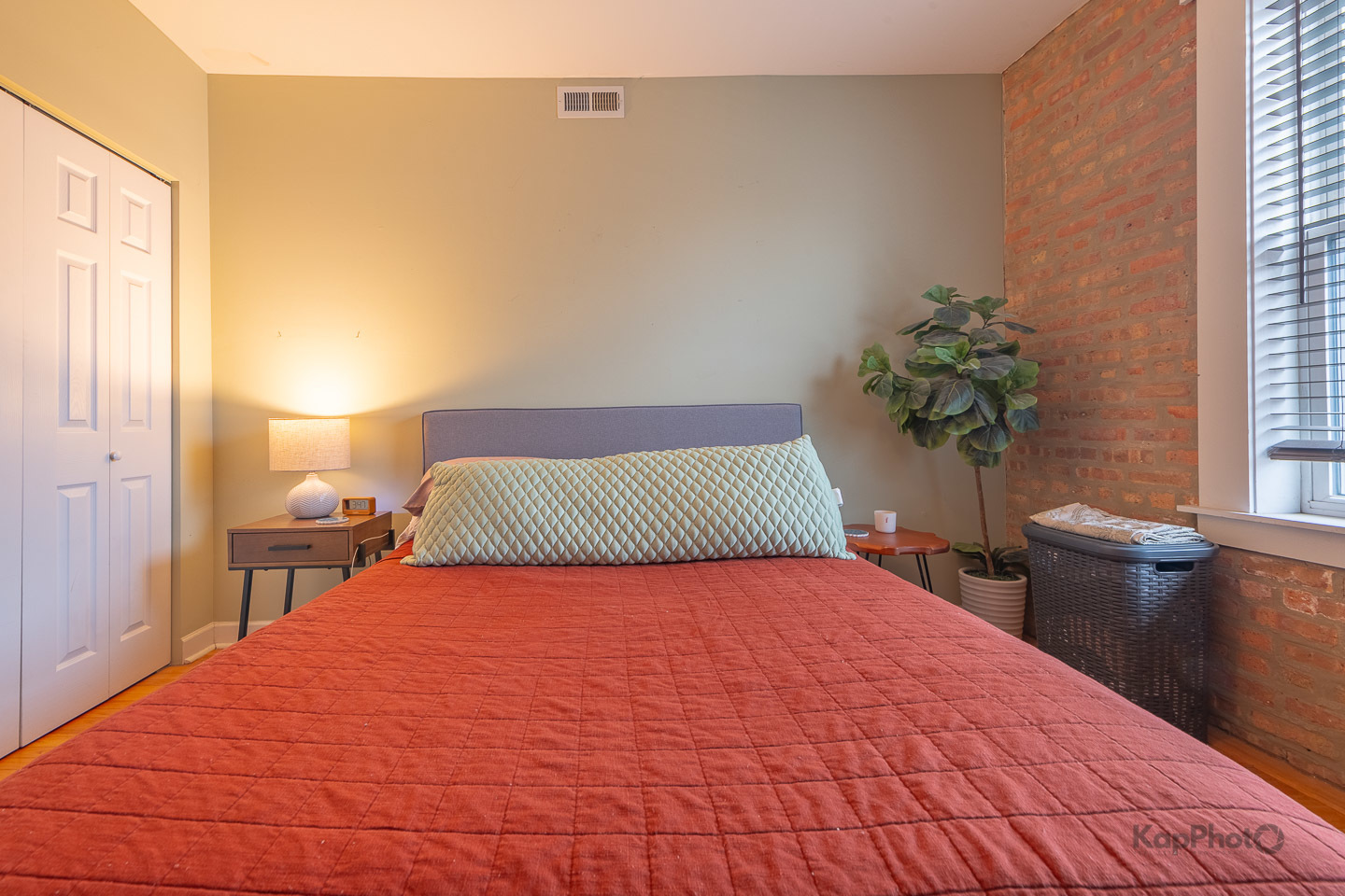 5913 N Paulina Street Unit: 2E