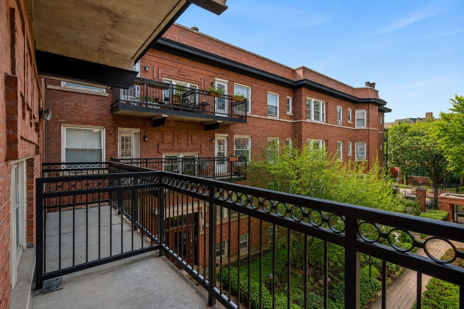 845 W BELLE PLAINE Avenue Unit: 2E