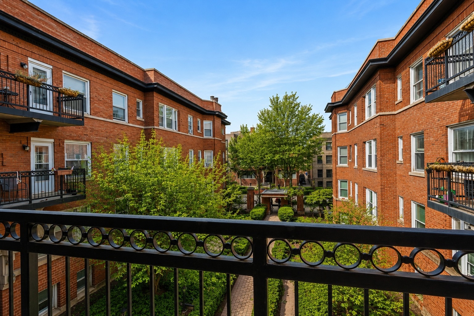 845 W BELLE PLAINE Avenue Unit: 2E