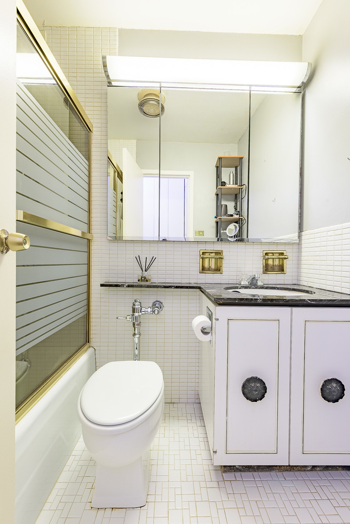 777 N Michigan Avenue Unit: 2406