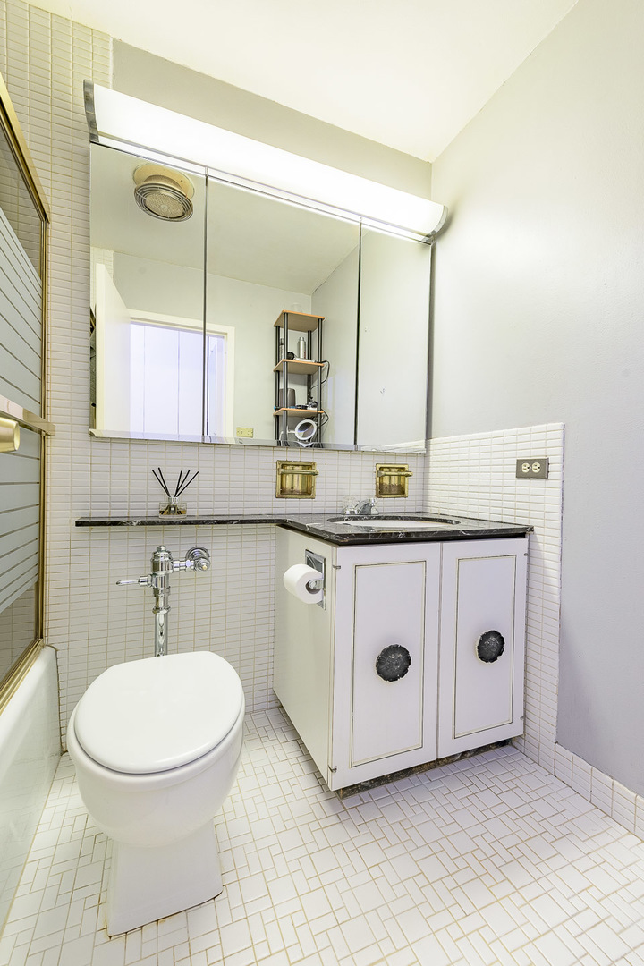 777 N Michigan Avenue Unit: 2406