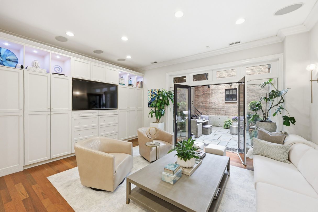 22 E Division Street Unit: 1