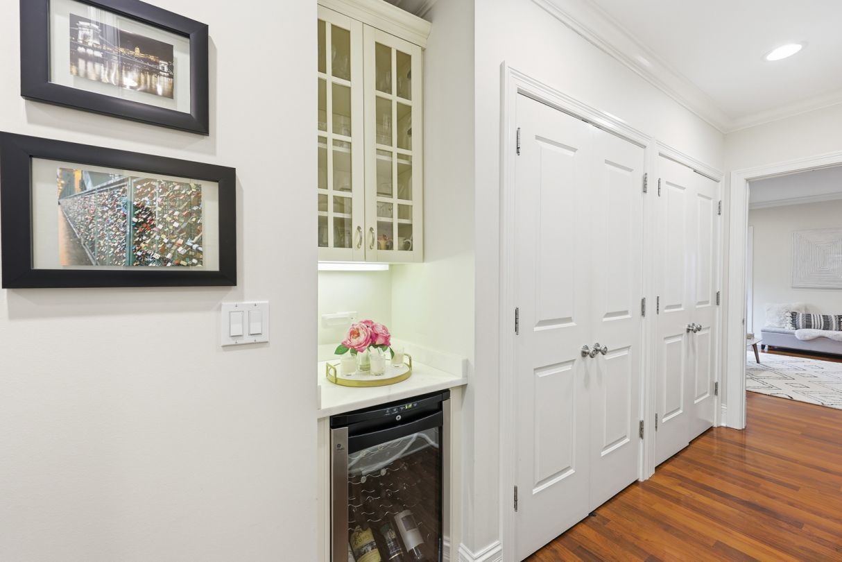 22 E Division Street Unit: 1
