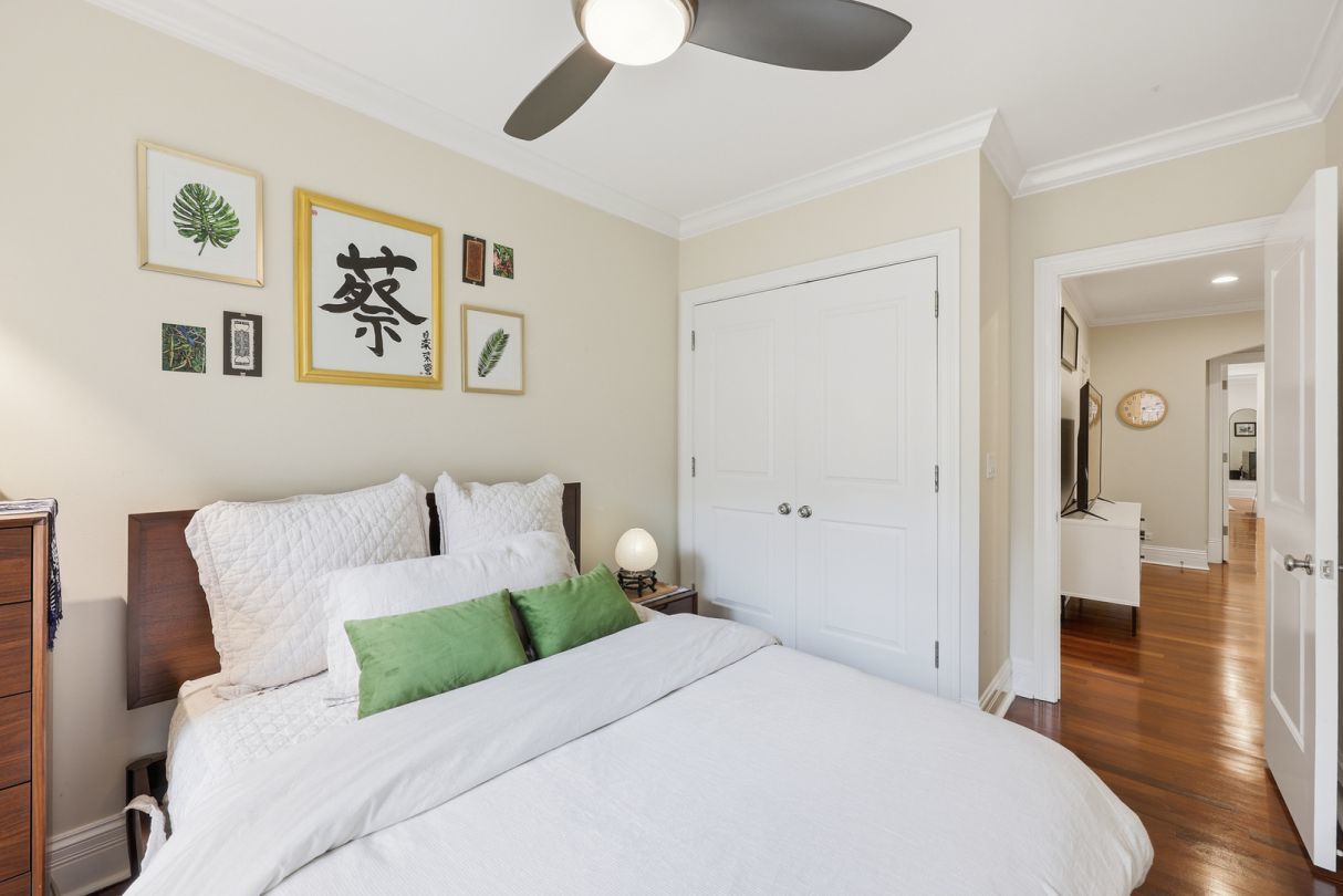 22 E Division Street Unit: 1