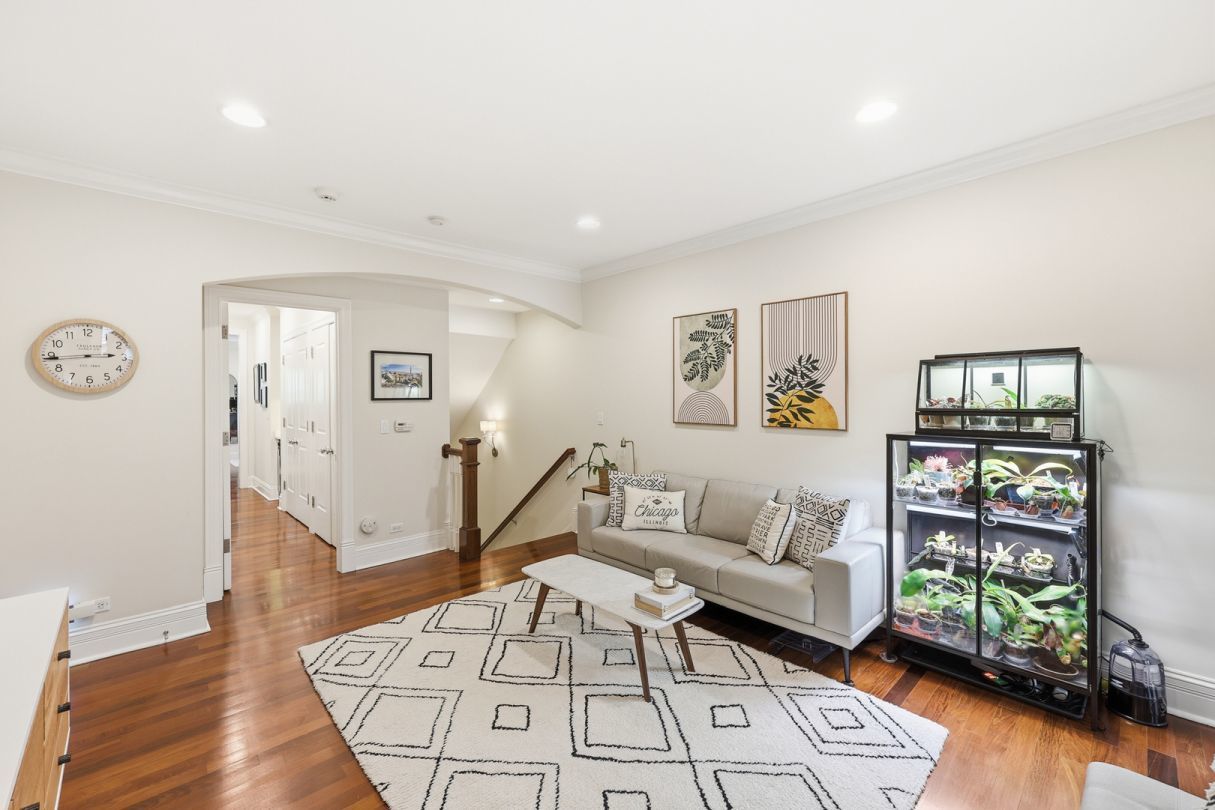 22 E Division Street Unit: 1